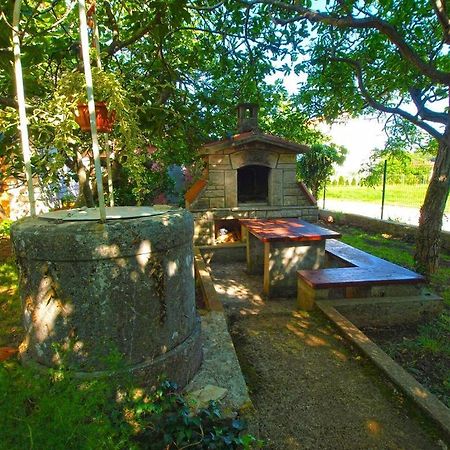 Apartment Sanja Near The Sea, Spacious And Green :) Pula Exterior photo