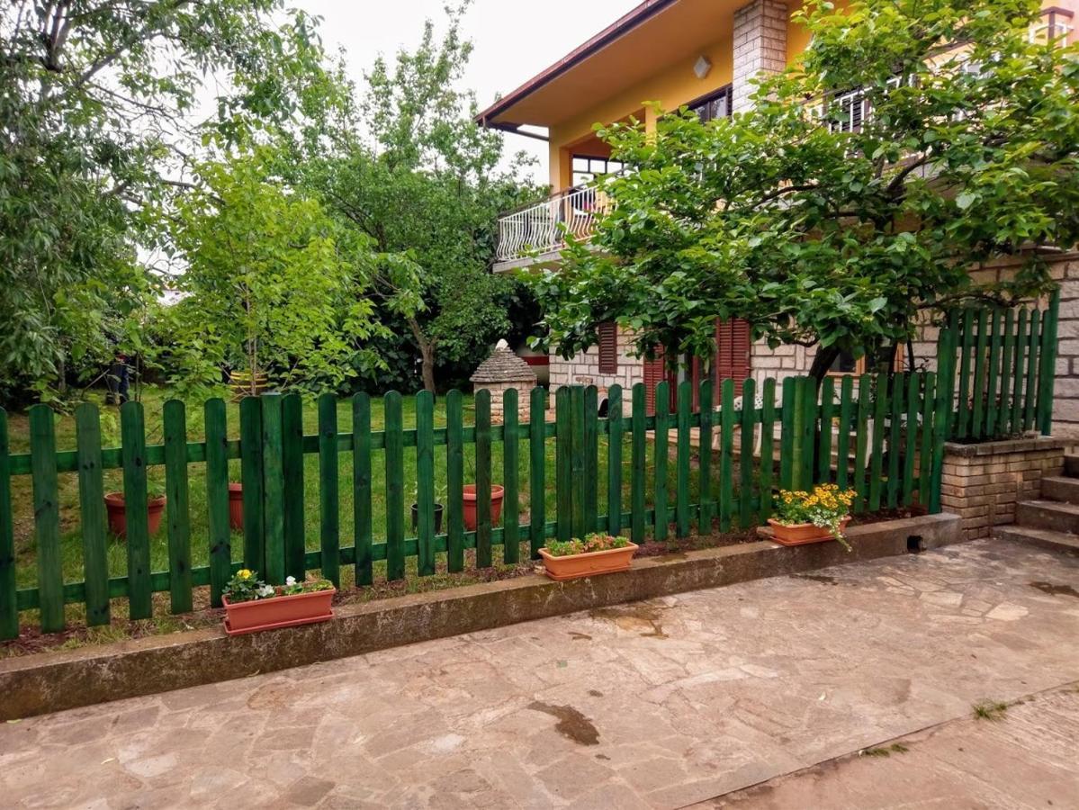 Apartment Sanja Near The Sea, Spacious And Green :) Pula Exterior photo